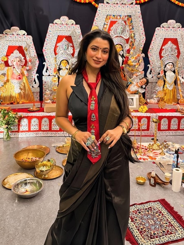 Elegant Black Saree with Blouse